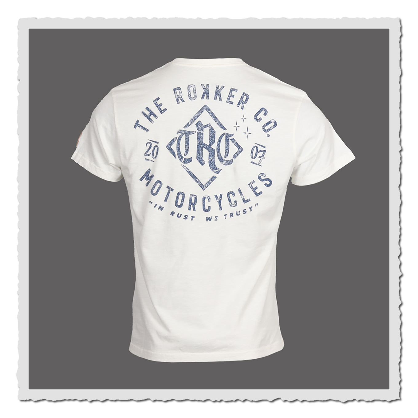 Offwhite T-Shirt mit großem Rückenprint, freigestellt vor grauem Hintergrund, Rückansicht.